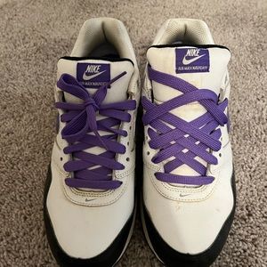 Women’s Nike air max navigates